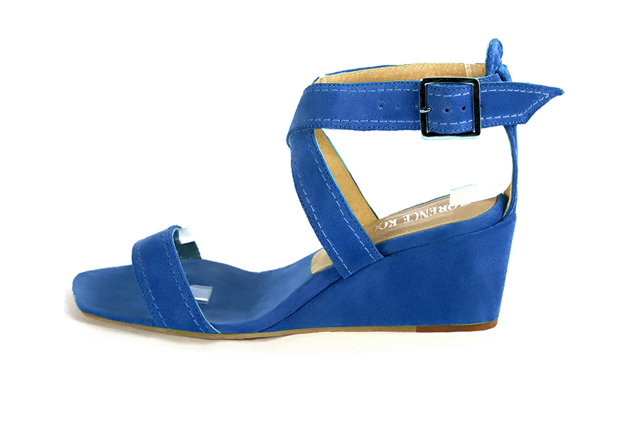 Women's electric blue elegant fully open cross straps sandals. Square toe. Medium wedge heels - Profile view